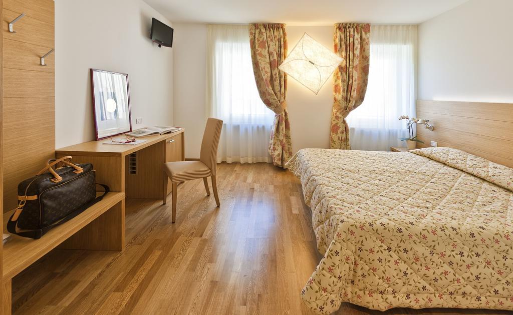 Hotel Romanda เลวิโกแตร์เม ภายนอก รูปภาพ
